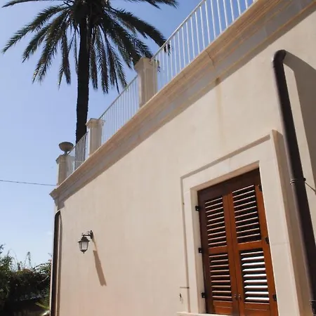 Dimora Archimedea فندق مبيت وإفطار 3*